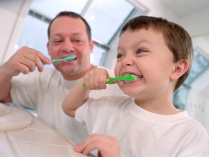 Cepillarse los dientes bruscamente