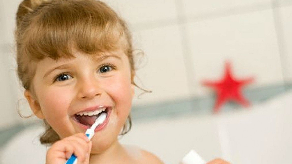 ¿Limpias de forma adecuada tu cepillo de dientes?