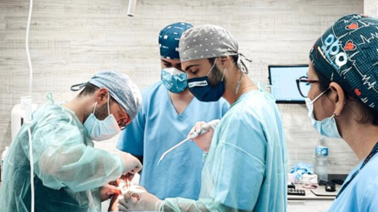 Cirugía maxilofacial, ortognática, implantes dentales y carga inmediata en Dental Vallès